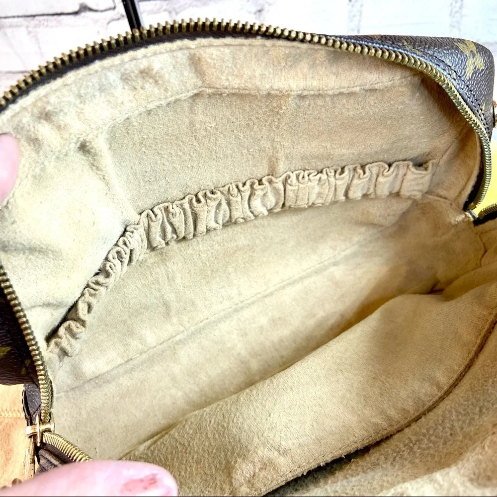 Louis Vuitton Trousse 23 Crossbody bag Custom Painted in rainbow with charms - Picture 8 of 16